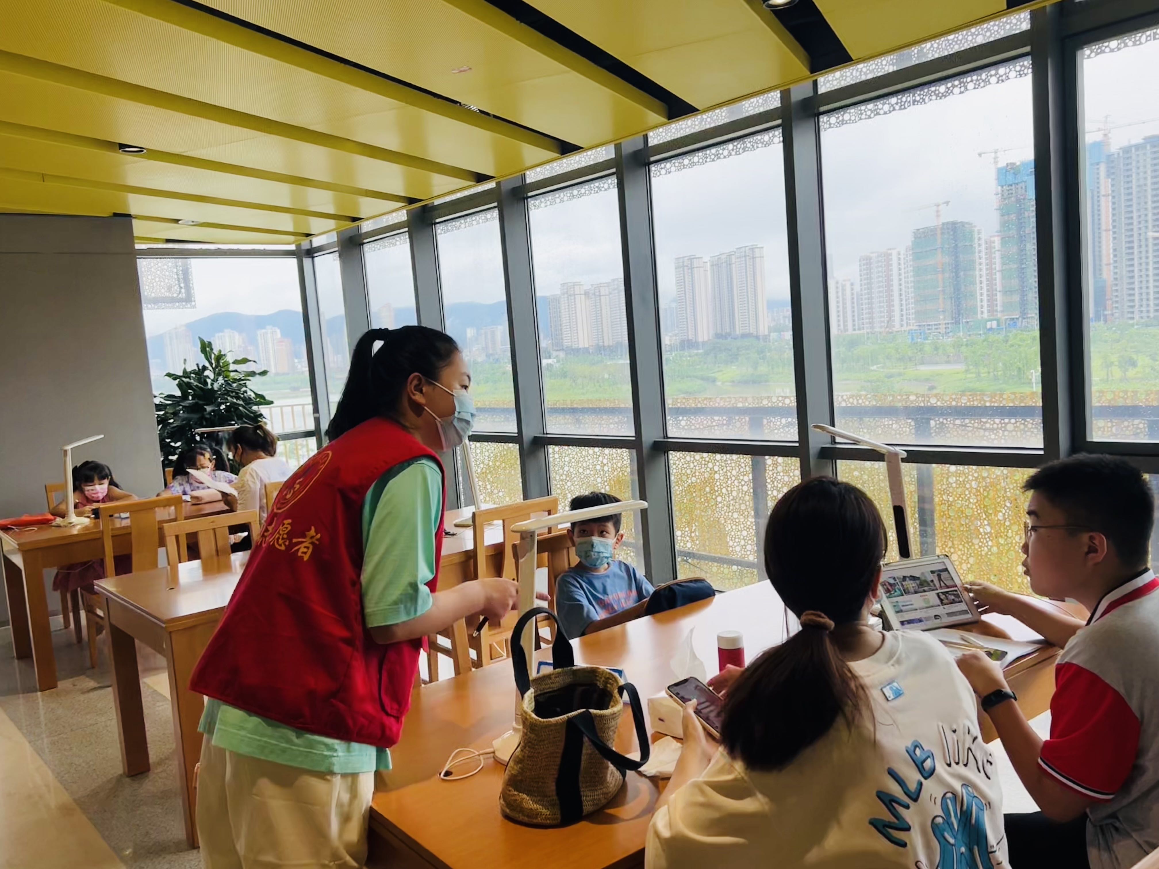 八年16班-柯丽清-学雷锋做好事的照片-2.jpg