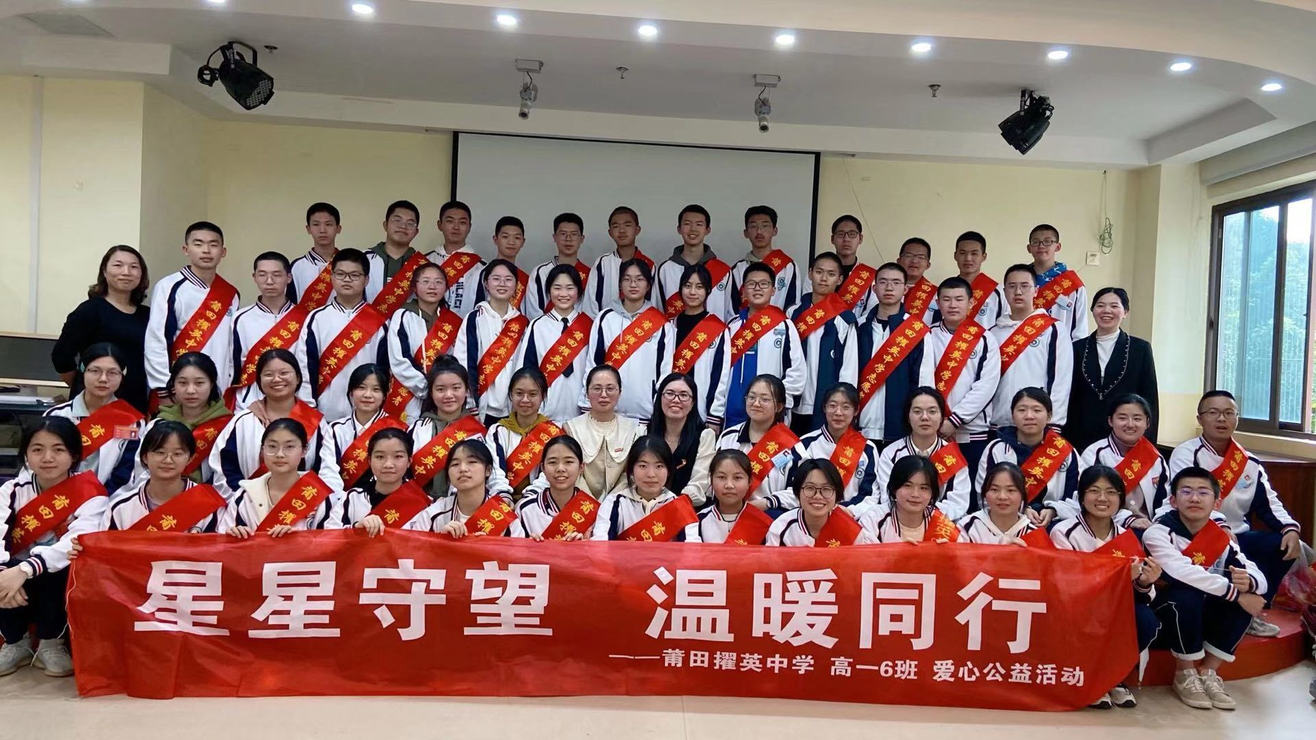高一6班-康杉杉-学雷锋做好事的照片-1.jpg