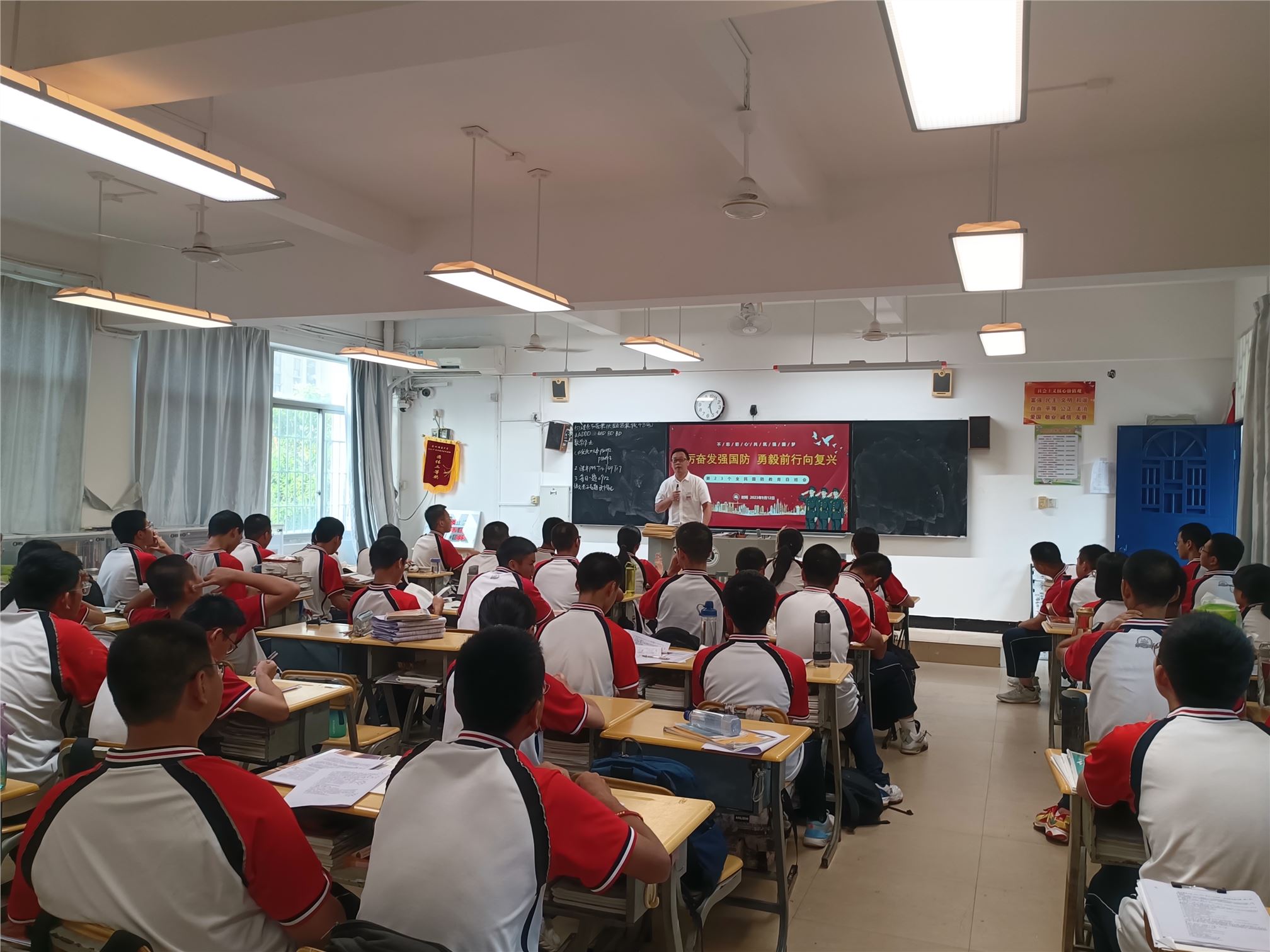 高二5班-朱华龙-班会课照片-3.jpg
